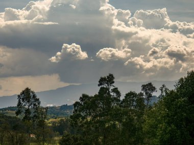 Şiddetli yağmur bulutları, Kolombiya 'nın orta kesimindeki doğu And Dağları' nın üzerinde, sömürge şehri Villa de Leyva yakınlarında toplanıyor.. 