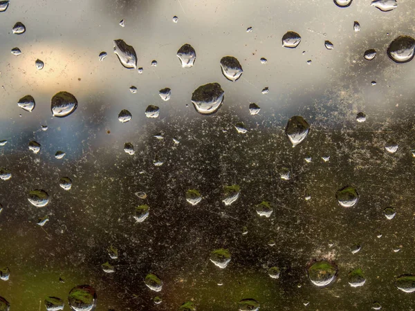 いくつかの雨のマクロ写真は 中央コロンビアのアンデス山脈東部の農場で撮影された窓ガラスに落下します ストック写真