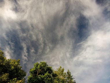 Orta Kolombiya 'nın doğu Andean dağlarında günbatımından önce bir çiftlikte süzülen yumuşak bulutlar..