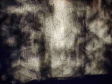 Kolombiya 'nın orta kesimindeki sömürge kasabası Villa de Leyva yakınlarındaki bir çiftlikte, çok engebeli bir duvarda, güneşin doğuşunun ışığıyla oluşan gölgeler..