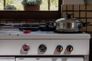 Paslanmaz çelikten tenceresi ve çakmağı olan klasik bir menzile yakın çekim, Kolombiya 'nın orta kesimindeki Villa de Leyva kasabasının yakınlarındaki bir çiftlik evinde..