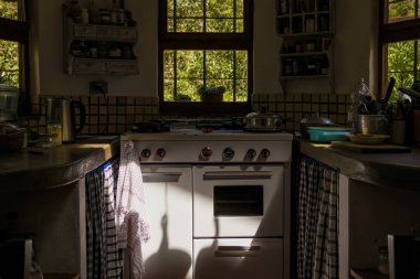 Kolombiya 'nın orta kesimindeki Villa de Leyva' nın sömürge kasabası yakınlarındaki bir çiftlikte, eski bir sobası olan bir çiftlik evinin genel manzarası..