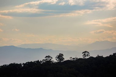 Orta Kolombiya 'nın doğu And Dağları gün batımından önce, öğleden sonra Arcabuco kasabası yakınlarında oldukça bulutlu bir gökyüzü ile aydınlandı..