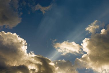 Işığın ve gölgelerin yoğun bir bulutun içinden Orta Kolombiya 'nın doğu And Dağları' na yansıması..