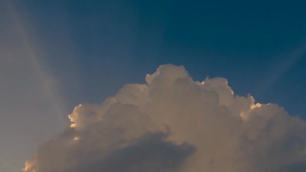 在哥伦比亚中部安第斯山脉东部上空 在浓密的云彩中投射出的太阳光的时间流逝 — 图库视频影像