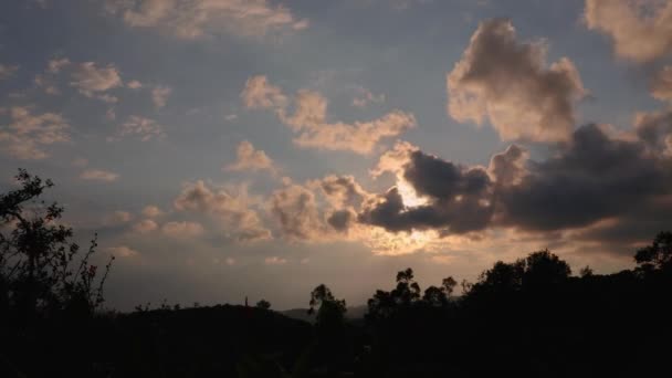コロンビア中央部のアンデス山脈を越えて日没時に太陽を覆う雲を渡るタイムラプス — ストック動画