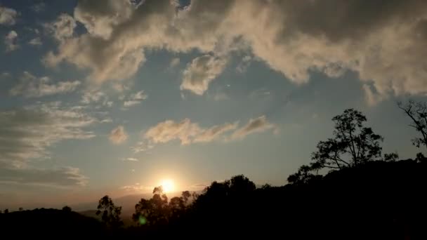 콜롬비아의 안데스 태양이 지평선에서 설정으로 흩어지는 구름의 — 비디오