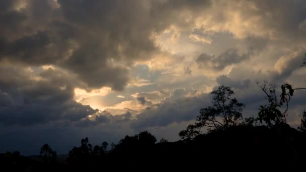 コロンビア中央部のアンデス山脈の東側の日没に集まる暗い濃い雲のタイムラップ — ストック動画