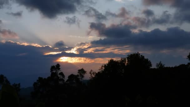 太陽の最後の数分間のタイムラプス 雲が通過し 風によって扇動された木々 中央コロンビアの東アンデス山脈の上 — ストック動画
