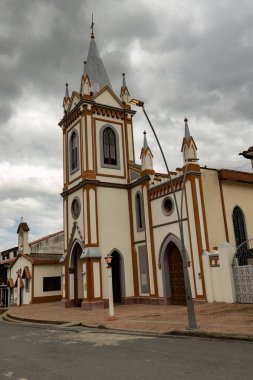 Kolombiya 'nın orta kesimindeki Arcabuco kasabasındaki Amparo Leydisi Kilisesi' nin yan görüntüsü bulutlu bir gökyüzüne karşıdır..