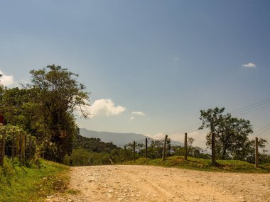 Orta Kolombiya 'nın doğu Andean dağlarında, Iguaque dağının yakınında, oldukça açık mavi bir gökyüzünde, taşra çakıl yolu..
