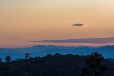 Ufukta çok küçük bir bulut süzülüyor, Orta Kolombiya 'nın doğu And Dağları' nın üzerinde güzel bir alacakaranlıkta..