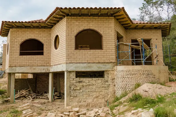 Kolombiya 'nın orta kesimindeki sömürge kasabası Villa de Leyva yakınlarındaki kerpiç tuğlalı bir evin genel manzarası..
