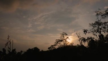 Günbatımının son dakikalarında, Orta Kolombiya 'nın doğu Andean dağlarında, ormanın üzerinden çeşitli bulutlar geçerken,. 