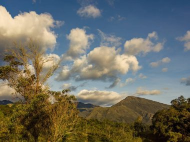 Orta Kolombiya 'nın doğu Andean dağlarında günbatımının ışığıyla aydınlatılan Iguaque dağ ormanları ve tarım arazilerinin panoramik manzarası.