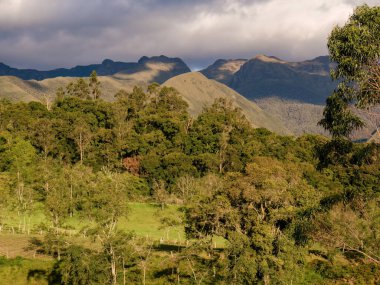 Orta Kolombiya 'nın doğu Andean dağlarında günbatımının ışığıyla aydınlatılan Iguaque dağ ormanları ve tarım arazilerinin panoramik manzarası.
