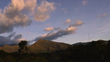 Günbatımının son dakikalarında, Orta Kolombiya 'nın doğu Andean dağları üzerinde, Iguaque doğal rezervinde. 