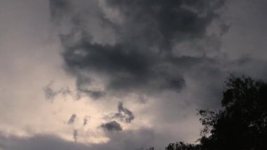 Orta Kolombiya 'nın doğu Andean dağları üzerinde toplanan ve öğleden sonra güneşini kaplayan gri bulutlar yağmuru duyuruyor.. 