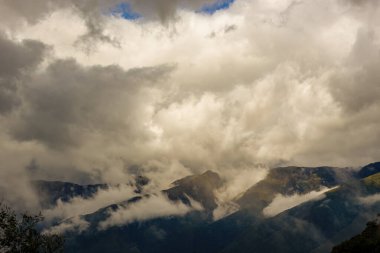 Kolombiya 'nın doğu Andean sıradağlarında, Arcabuco kasabası yakınlarındaki bulutlu bir öğleden sonra, alçak bulutlar üzerinde süzülüyor..