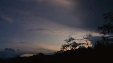 Orta Kolombiya 'nın doğu Andean dağları üzerinde sakin bir günbatımının son dakikalarında Iguaque doğal rezervinde. 