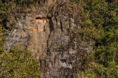 Kolombiya 'nın orta kesimindeki dağların eteklerinde gün batımının ışığıyla aydınlanan tuhaf kaya oluşumları..