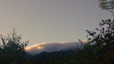 Dev yoğun bulutların hızlandırılması Orta Kolombiya 'nın doğu And Dağları' nın tepesinde şafak vakti Iguaque doğal rezervinde. 