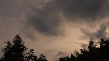 Orta Kolombiya 'nın doğu Andean dağlarının üzerinden yükselen Iguaque doğal rezervinde, yumuşak gri bulutların hızlandırılması.. 