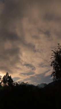 Orta Kolombiya 'nın doğusundaki Andean dağları üzerinde oluşan ve dağılan bükülmüş bulutların hızlandırılması, Iguaque doğal rezervi. 