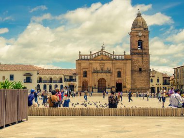 TUNJA, BOYACA, COLOMBIA - 18 Ekim 2024: Güneşli bir günde, Plaza de Bolivar 'ın diğer tarafından çekilen şehrin ana katedrali.
