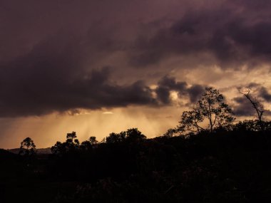 Günbatımının sonu gökyüzünü, Kolombiya 'nın orta kesimindeki And Dağları' nın üzerinde muhteşem bir sonbaharın renkleriyle doldurur..