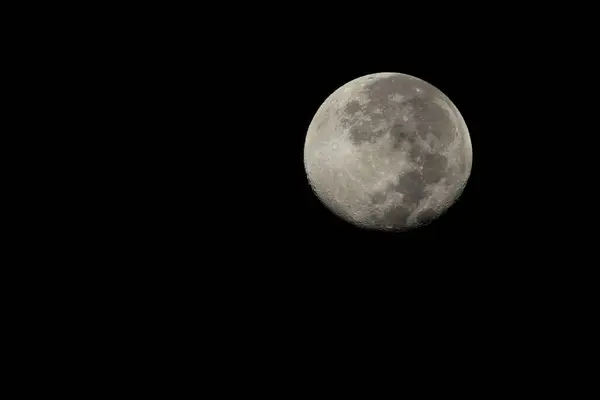 Orta Kolombiya 'nın doğu And Dağları' ndaki bir çiftlikten 500mm lensli, azalan bir dev uydu..