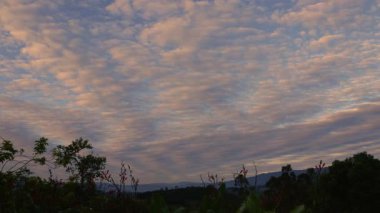 Fraktal bulutlar, sabahın erken saatlerinde Orta Kolombiya 'nın doğu Andean dağlarında yavaşça batıdan geçiyor..