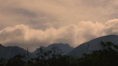 Gündoğumunda Iguaque Dağı 'nın tepesinde Orta Kolombiya' nın doğu Andean dağlarında yoğun bulutların süratle kayması.