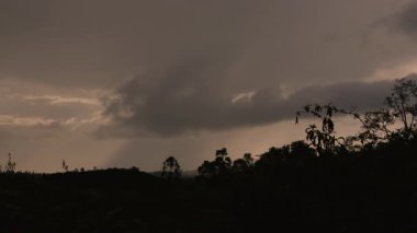 Fırtına bulutları öğleden sonra Orta Kolombiya 'nın doğu And Dağları' nın batısında toplanıyor..