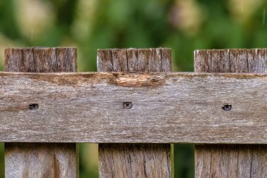 Kolombiya 'nın orta kesimindeki Andean dağlarında, Villa de Leyva kasabası yakınlarındaki bir çiftlik evinin yıpranmış ahşap kapısının yakın görüntüsü..