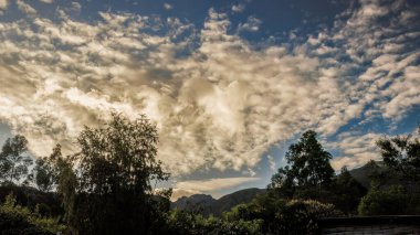 Kolombiya 'nın orta kesimindeki Villa de Leyva kasabası yakınlarındaki doğu And Dağları' ndaki bir çiftliğin manzarası gün doğumunda Iguaque Dağı 'nın üzerindeki bulutlu bir manzara..