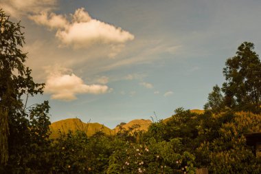 Günbatımı ışıklarıyla aydınlatılan Iguaque Dağı, Orta Kolombiya 'nın doğu Andean dağlarındaki Villa de Leyva kasabası yakınlarındaki bir çiftlikten elde edilen görüntülere odaklandı..