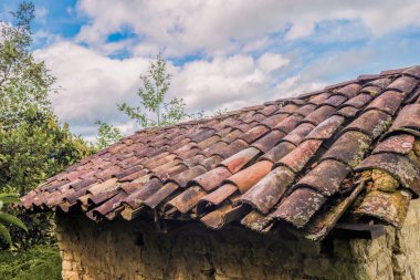Orta Kolombiya 'nın doğu Andean dağlarında Iguaque doğal rezervi yakınlarındaki bir çiftlikte eski bir İspanyol tarzı kil döşeme çatısı..