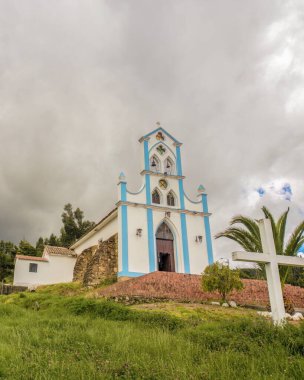 Sora kasabasındaki Aziz Barbara Kilisesi 'nin geniş açılı görüntüsü, bulutlu gökyüzüne karşı, Orta Kolombiya' nın doğu Andean dağlarında, Iguaque doğal rezervi yakınlarında..
