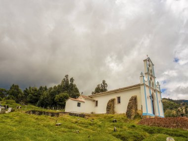 Sora kasabasındaki Aziz Barbara Kilisesi 'nin geniş açılı görüntüsü, bulutlu gökyüzüne karşı, Orta Kolombiya' nın doğu Andean dağlarında, Iguaque doğal rezervi yakınlarında..