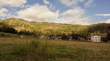Günbatımında Sora kasabasının çiftlik evleri ve tarlaları Orta Kolombiya 'nın doğu Andean dağlarında, Iguaque doğal rezervi yakınlarında..