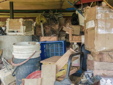 Orta Kolombiya 'nın doğu Andean dağlarında, Iguaque doğal rezervi yakınlarındaki çok dağınık bir çiftlik evinin bodrumu..