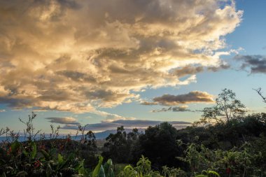 Orta Kolombiya 'nın doğu kesimindeki Andean dağlarında, Iguaque doğal rezervi yakınlarında oldukça bulutlu bir gün batımı..