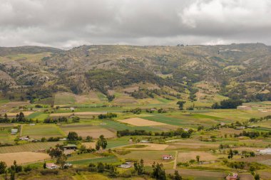 Sora vadisi Pena Parida tepesinden görüldüğü gibi, tarım ve çiftliklerle, bulutlu bir gökyüzünün altında, Orta Kolombiya 'nın doğu Andean dağlarında.