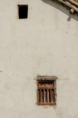 Orta Kolombiya And Dağları 'nın doğusundaki Cucaita köyünün yakınlarındaki dağların tepesinde terk edilmiş bir çiftlik evinin iki küçük geleneksel ahşap penceresi..