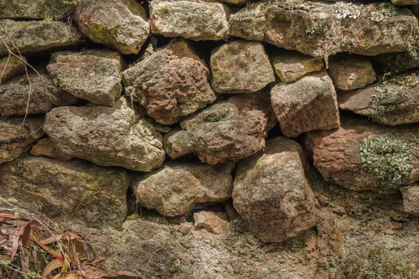 Geçmişte, Orta Kolombiya 'nın doğu Andean dağlarında, Cucaita köyünün yakınlarında çit olarak kullanılan çok eski bir taş duvarın bir bölümü..
