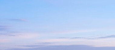 Gökyüzü arkaplan deseni kısmen bulutlu. Güzel yumuşak bulutlar doğal manzara