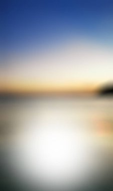 Arka plan bulanık doğa ve plaj. Deniz ve beyaz güneş ışığı ve bokeh