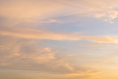 Bulutlu bir sabah programı. Altın gökyüzü sabahı.