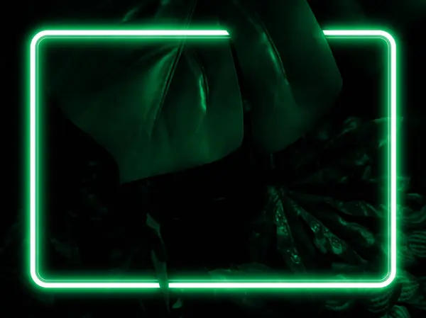 Koyu yeşil canavar arka planda kalır. Koyu yeşil neon ışık ve dikdörtgen çerçeve ile parlıyor.